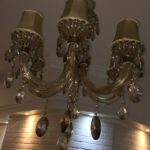 لوستر کریستال شامپاینی ۶ شاخه با شید لامپ کاملا تمیز و شیک
