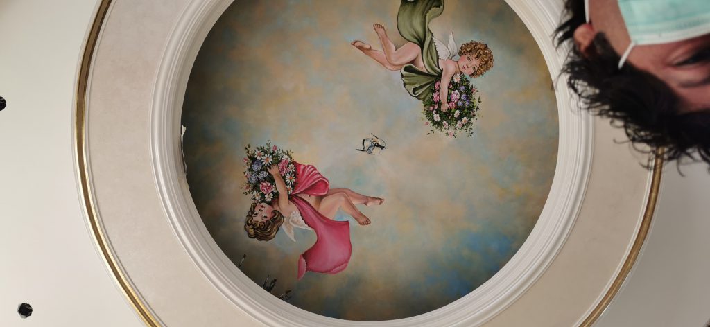 اجرای نقاشی کلاسیک روی سقف و دیوار منازل، پتینه کاری، ورق طلا، لندنی‌کاری. اولین مجری نقاشی و کف‌پوش سه‌بعدی در شمااغرب ایران